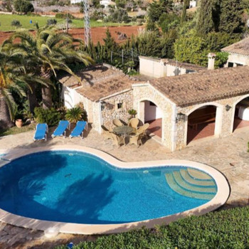 Einzigartige Gelegenheit Zwei Villen mit privatem Pool und ETV-Lizenz in Port de Pollença, Mallorca 