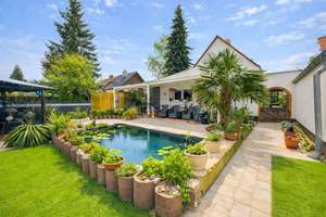 Raum für Familie: Lichtdurchflutetes Zuhause mit Gartenidylle