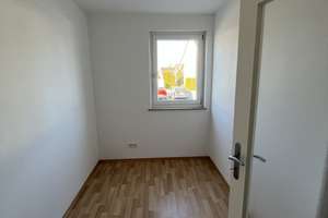 Geräumige 4-Zimmer Wohnung mit Balkon (auch als Mitarbeiterunterkunft) – Hartstraße 70, 82110 Germering – Vorschaubild 2