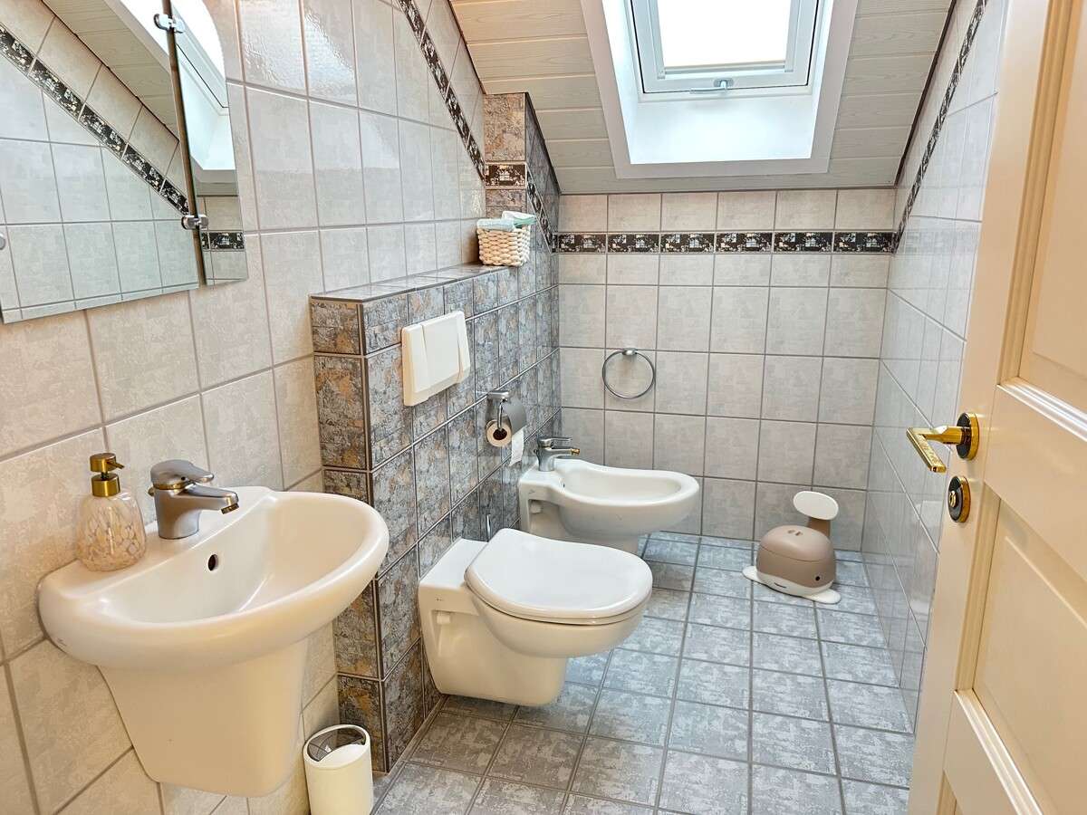 Immobilie in Grafling - Mod. Einfam.-Haus m. Einliegerwhg., PV-Anlage, 2 Garagen u. Fernblick in naturnaher Wohnlage b. DEG! - Bild 2