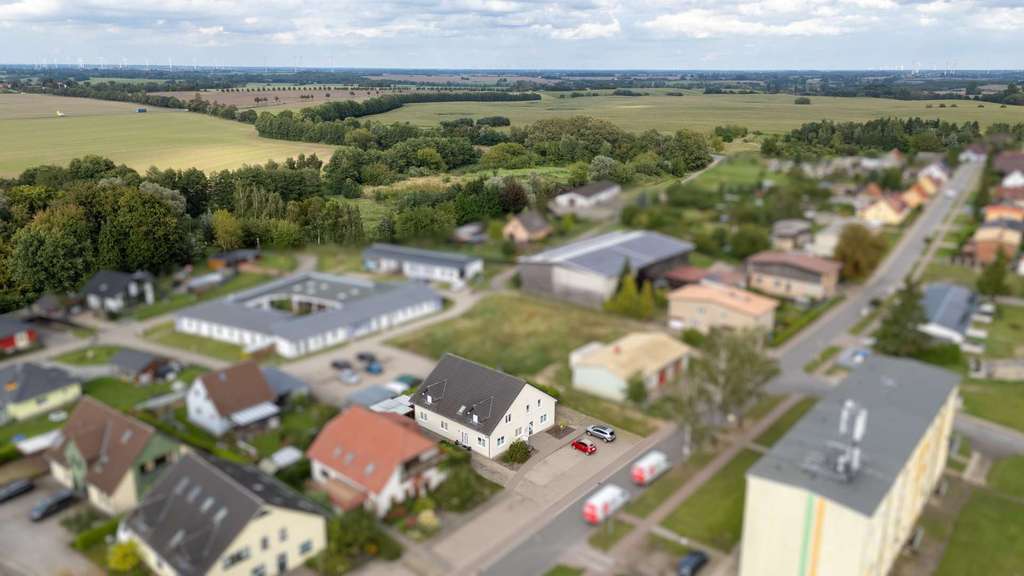Immobilie in Burow - Zwei-Parteienhaus: Vielseitige, große Immobilie um Ihren freien Ideen gerecht zu werden. - Bild 3