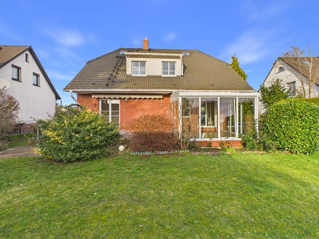 Immobilie in Wismar - Flexibles Zweifamilienhaus mit Doppelgarage und vielseitigem Untergeschoss - Bild 1