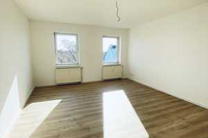 Frisch renovierte 2-Zimmer-Dachgeschosswohnung mit Einbauküche – Halberstädter Str. 106, 39112 Magdeburg – Vorschaubild 1