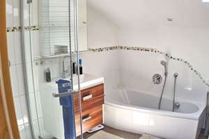 Wohnen über den Dächern von Seebruck – besondere Dachgeschosswohnung mit Chiemsee- und Bergpanorama – Die vollständige Adresse der Immobilie erhältst du vom Anbieter., 83358 Seeon-Seebruck – Vorschaubild 4