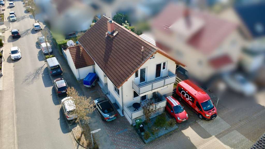 Immobilie in Graben-Neudorf - Attraktive Dachgeschosswohnung mit 2 Balkonen und 2 Stellplätzen – sofort verfügbar - Bild 1