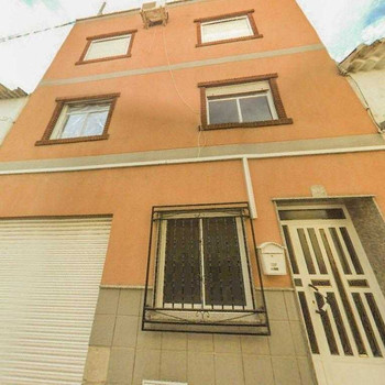 WOHNUNG MIT TERRASSE, ZUR RENOMVIERUNG