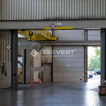 Autobahnahe Lager- und Produktionsfläche mit mehreren Krananlagen!