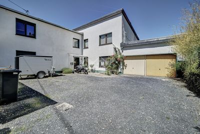 Zweifamilienhaus in Aussichtslage mit großem Grundstück, Pool und Doppelgarage