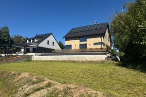Bezugsfertiges EFH, Top-Ausstattung - Luxusküche, PV-Anlage & Wärmepumpe, Batteriespeicher, Effizien – Die vollständige Adresse der Immobilie erhältst du vom Anbieter., 95111 Rehau – Vorschaubild 2
