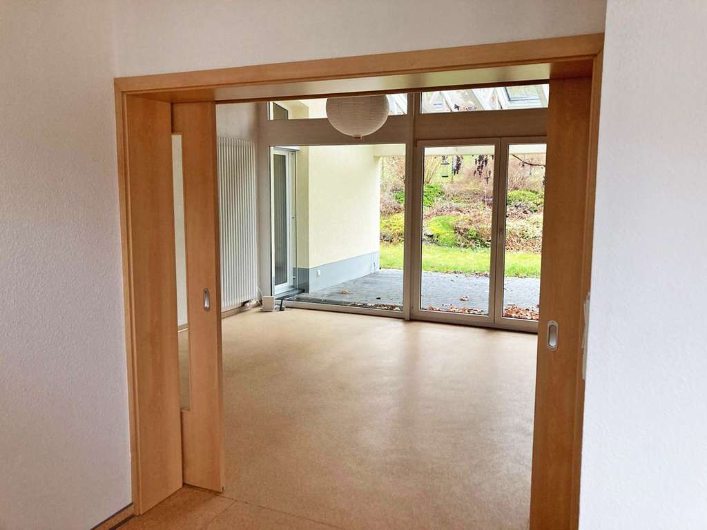 Immobilie in Bad Endbach - Geräumiges Einfamilienhaus mit großer Terrasse und überdachter Pergola! - Bild 3