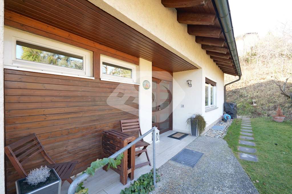 Immobilie in Endingen - Großzügige Familienresidenz mit Einliegerwohnung und traumhaften Terrassen - Bild 1