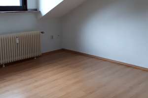 Schöne 2,5-Zimmer Mansardenwohnung mit Einbauküche