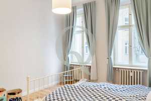 VIDEO: Altbaucharme nahe Ku´damm - Holzdielen, hohe Decken & Balkon – Berlin – Vorschaubild 8