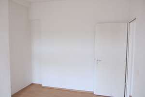 3-Zimmer-Altbauwohnung im 3. OG als Kapitalanlage – Petersburger Straße 39, 10249 Friedrichshain, Berlin – Vorschaubild 2
