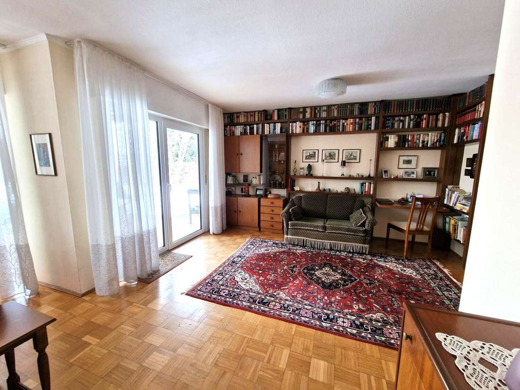 Immobilie in Oberkotzau - Lichtdurchflutetes Einfamilienhaus mit großem Garten und viel Platz für die ganze Familie - Bild 2