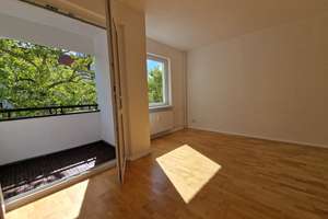 Sehr helle  2-Zi.-Whg.,  saniert, mit EBK,  4. OG mit Aufzug, Balkon, Blick ins Grüne , Kudamm-Nähe