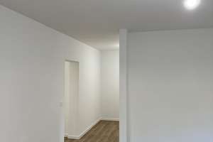 2,5-ZKB-Wohnung Erstbezug nach umfassender Sanierung mit Balkon, Grünblick & Tiefgaragenstellplatz – Breslauer Straße 16, 65203 Biebrich, Wiesbaden – Vorschaubild 4