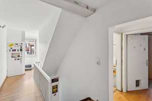 Großzügiges Zweifamilienhaus mit Nebengebäude, großer Scheune und Parkplätzen – Frankfurt am Main – Vorschaubild 7