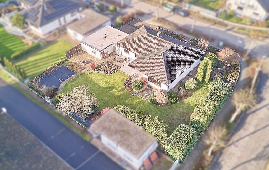 Immobilie in Offenbach an der Queich - ++ Lichtdurchflutetes Architektenhaus mit Terrasse, Garten und 2 Garagen in beliebter Wohnlage ! ++ - Bild 1