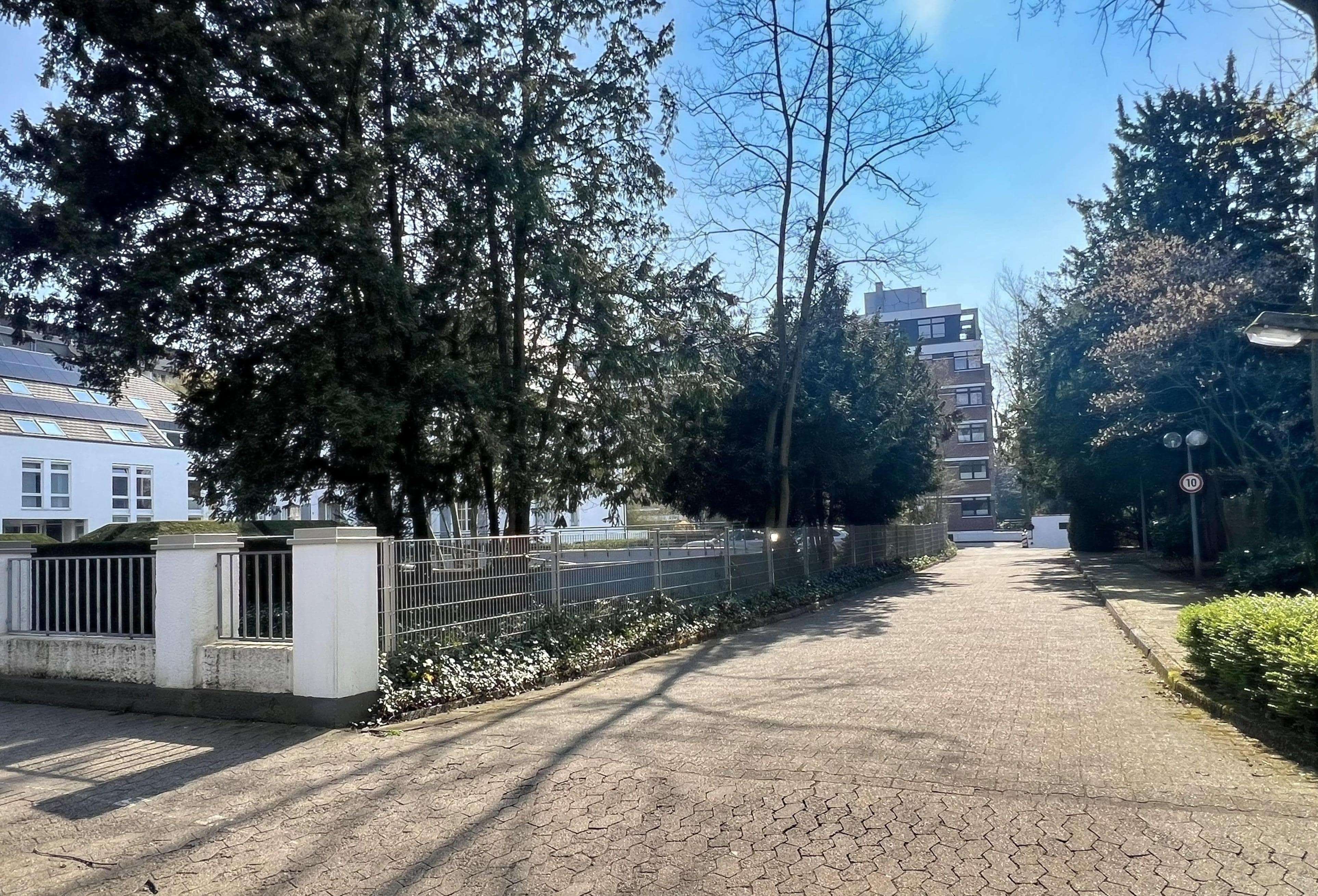 # KR-Bockum: Ruhige Lage in zweiter Reihe. Gr. 2-Zi. Whg. +Aufzug+gr. Balkon+TG, Krefeld – Bild 2