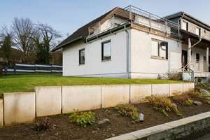 Großzügiges Wohnen mit viel Potenzial:
Gepflegtes Zweifamilienhaus in ruhiger Wohnlage von Wa – Die vollständige Adresse der Immobilie erhältst du vom Anbieter., 59581 Warstein – Vorschaubild 2