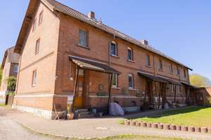 Vier Reihenhäuser & drei Wohnungen im Bauernhaus mit Altbauflair und weitläufigen Gärten in Rautheim