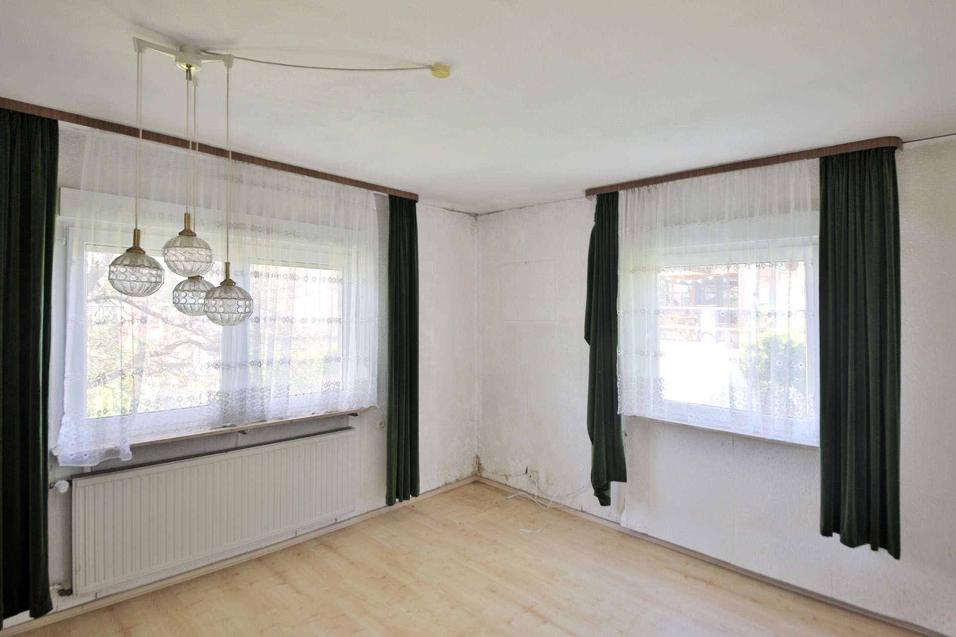 Immobilie in Birkenfeld - Gestaltungschance: 2-Familienhaus in Gräfenhausen mit Wintergarten, Garagen und großem Grundstück - Bild 4