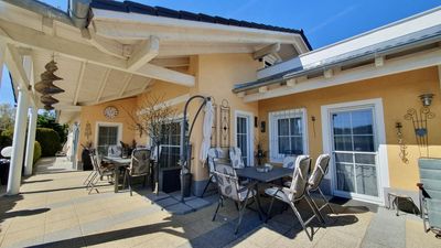Exklusiver, energieeffizienter Bungalow mit Dachterrasse, Wellnessbad, Panorama und Traumgarten - Sp