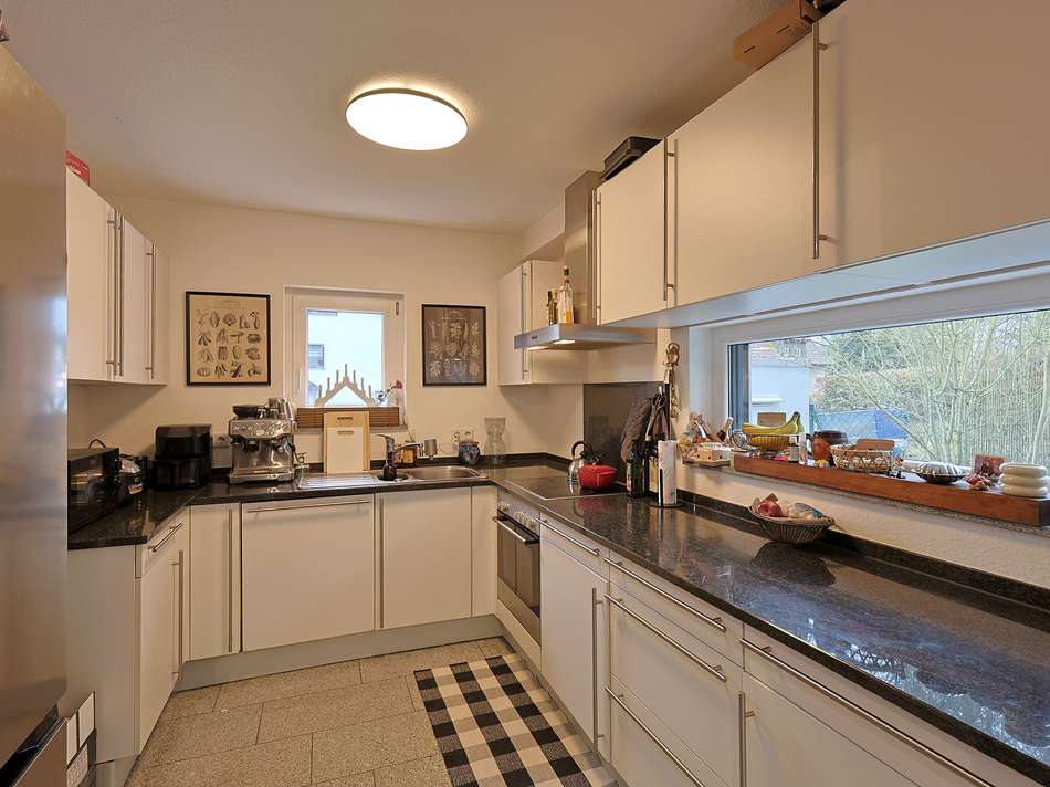 Moderne Einbauküche mit vie...