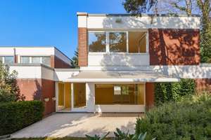 End-Reihenhaus in Dahlem. Tiefgarage und Südwest-Terrasse.