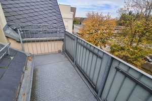***Dachgeschoßwohnung, mit Balkon und Eckbadewanne*** – Reichsstraße 44, 9112 Chemnitz – Vorschaubild 1