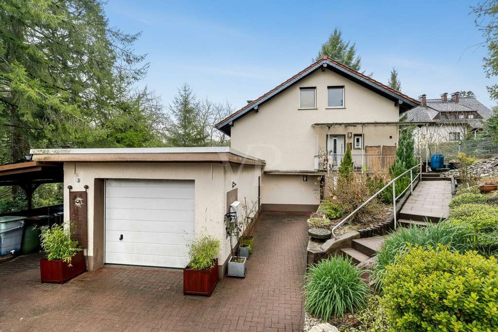 Immobilie in Schmitten - Großes Familiendomizil mit Einliegerwohnung in zentraler Lage mit Fernblick, Garten, Garage und Hof - Bild 4