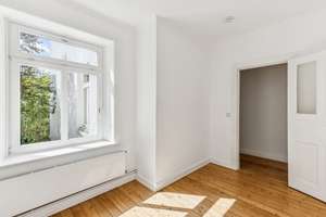 Ambiente. Balkon. Wohnung im Jugendstilhaus in begehrter Wohngegend – Methfesselstraße 24, 20257 Eimsbüttel (Ortsteil), Hamburg – Vorschaubild 9