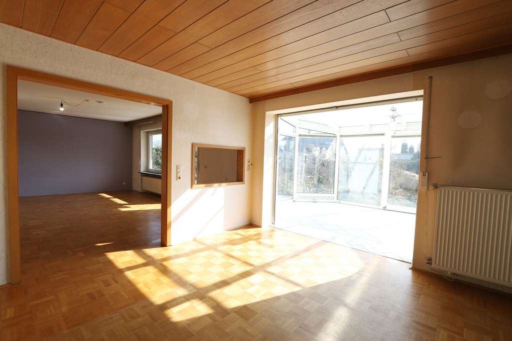 Immobilie in Bibertal - Gesunde Substanz für stilvolles Wohnen – Familienheim mit Wintergarten, Garage und Garten - Bild 2