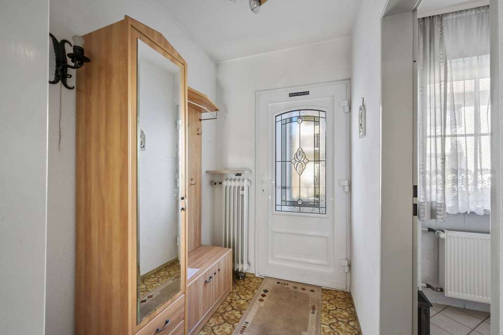 Immobilie in Röhrmoos - Großzügige Doppelhaushälfte mit Potenzial für Ihr Traumzuhause - Bild 2