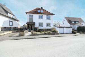 Zweifamilienhaus in Bad Driburg mit einem großem Garten, Doppelgarage & viel Potenzial – Die vollständige Adresse der Immobilie erhältst du vom Anbieter., 33014 Bad Driburg – Vorschaubild 1