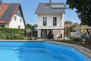 Modernes Familienhaus (2021)
186 m² | Pool | Heimkino | 3 Bäder
Nähe Adlershof & BER – Die vollständige Adresse der Immobilie erhältst du vom Anbieter., 12524 Altglienicke, Berlin – Vorschaubild 19