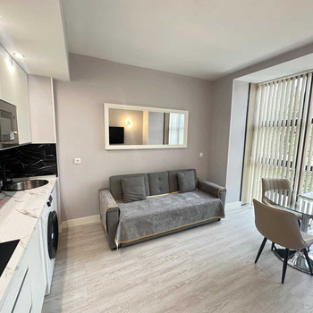 70m2 Wohnung über 2 Etagen, Wohnzimmer mit amerikanischer Küche, Schlafzimmer und Bad. In sehr gutem