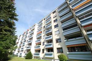 Großzügige 2-Zi-Whg. mit Balkon + TG-Stellplatz – vielseitig nutzbar als Eigenheim o. Kapitalanlage – Die vollständige Adresse der Immobilie erhältst du vom Anbieter., 90765 Ronhof, Kronach, Fürth – Vorschaubild 1