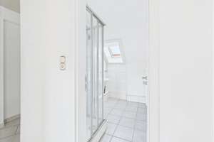 Große und praktisch geschnittene Dachgeschoßwohnung wartet auf neue Bewohner – Die vollständige Adresse der Immobilie erhältst du vom Anbieter., 70188 Ostheim, Stuttgart – Vorschaubild 8