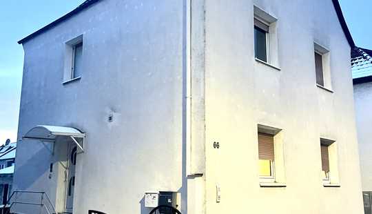 Bild von Freistehende Familienhaus mit 3 Wohneinheiten und Nebengebäude,