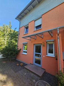 Einziehen und Wohlfühlen – modernes Reiheneckhaus mit zwei Garagen