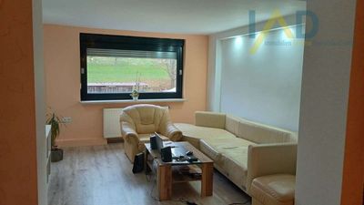 Vielseitiges Anwesen: Haus mit Scheune und Stall, ideal für Gewerbe, Hobby und Tierhaltung.