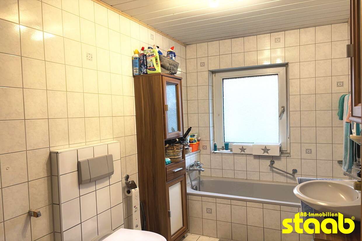 Immobilie in Johannesberg - VERMIETETES 2-FAMILIENHAUS MIT DOPPELGARAGE + GROSSEM GRUNDSTÜCK IN JOHANNESBERG - Bild 1