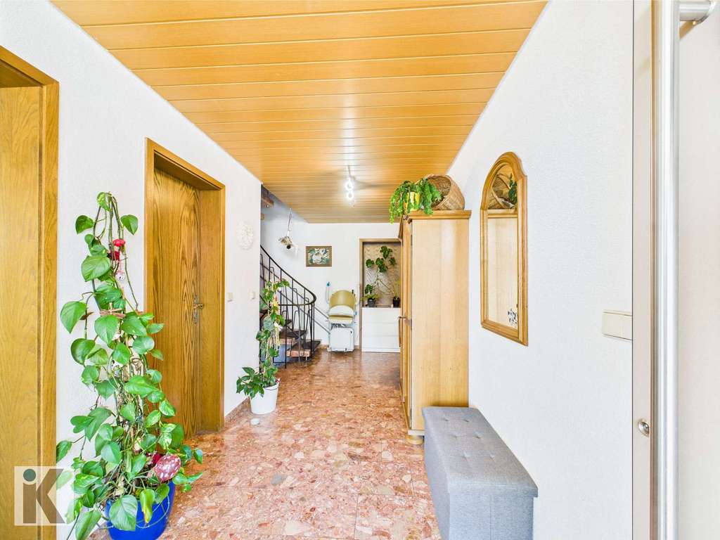 Immobilie in Ellerstadt - Großzügiges Familienhaus mit Pool, Terrasse und Balkon in ruhiger Lage - Bild 3