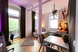 Komplett sanierte Altbauwohnung mit Wohnküche und herrlichem Blick und Balkon!