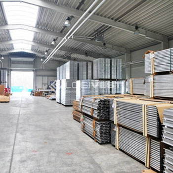 Funktionale Lagerhalle an der B281