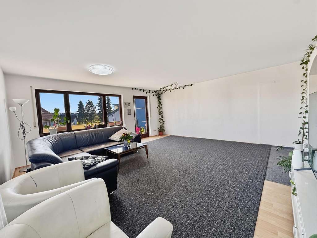 Immobilie in Bergatreute - 4,5-Zimmer-Wohnung mit 2 sonnigen Balkonen & Einzelgarage - Bild 1