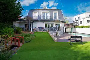 Exklusives Zweifamilienhaus in Maintal-Dörnigheim – Villenlage am Main, ca. 350 m² Wohnfläche – Main-Kinzig-Kreis – Vorschaubild 1