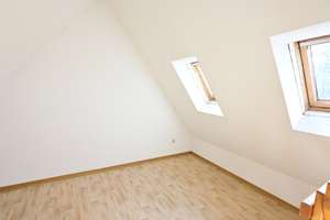 Charmante 3,5-Zimmer-Maisonette-Dachgeschosswohnung in ruhiger Lage von Bochum-Wiemelhausen – Memeler Str. 7, 44789 Wiemelhausen, Bochum – Vorschaubild 6